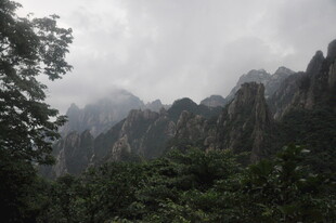 云雾缭绕的壮美山峦