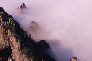 云雾缭绕的壮丽山峰