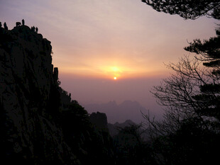 山巅观壮丽日出美景
