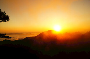 日出时分的壮丽山景