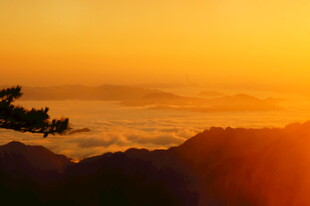 日出云海间的壮美山景