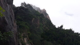 云雾缭绕的险峻山峰