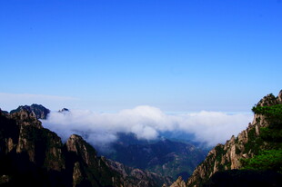 山峦云海间的壮美风光
