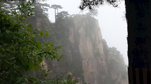 云雾缭绕的壮丽山峰