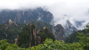 云雾缭绕的壮美山峰