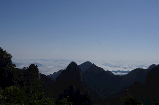 山峦云海间的壮美景色