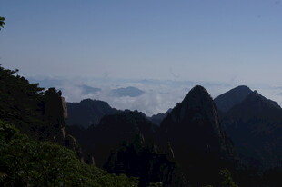 山峦云海间的壮美景色