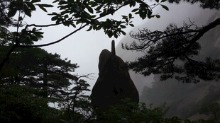 云雾中挺立的巍峨山峰