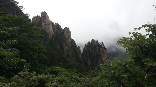 云雾缭绕的峻峭山峰