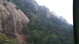 陡峭山峰与葱郁植被