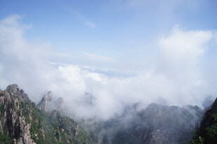 云雾缭绕的壮美山峦