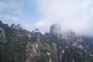 云雾缭绕的壮美山峦