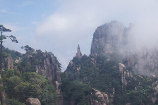 云雾缭绕的壮美山峰