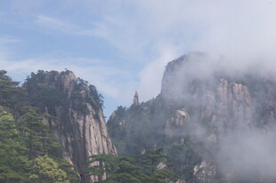 云雾缭绕的壮美山峰