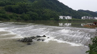 山间湍急河流景观