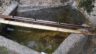 户外砖砌水槽与金属物件