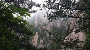 云雾缭绕的壮丽山峰