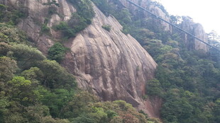 巍峨山石旁的葱郁山林