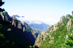 壮丽山景 云雾缭绕的奇峰