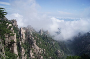 黄山云海中的壮丽山峰