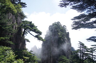 云雾缭绕的壮丽山峰景观