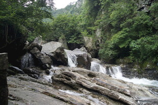 山间溪流瀑布自然美景