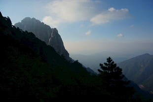 壮丽山景 蓝天绿树相衬