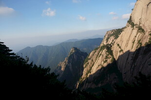 壮丽山景 巍峨山峰入云端