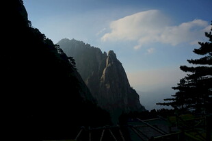 壮丽山景与蓝天绿树