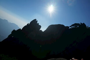 日出下的山峦剪影