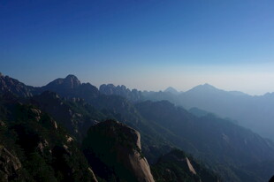 壮丽群山蓝天美景