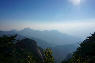 山巅之上的壮丽云海景观