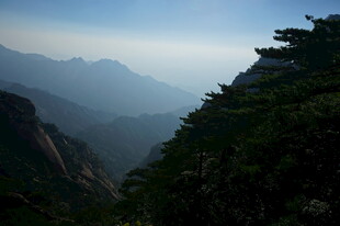 山峦云雾间的绿意景致