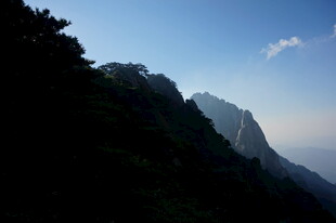 巍峨山峦映蓝天