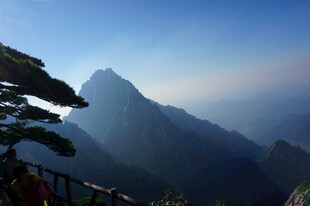 壮丽山景 云雾缭绕之峰
