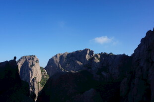 巍峨群山蓝天相伴