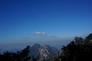 高山之巅的蓝天美景