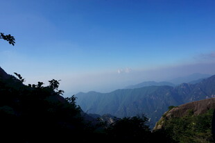 山间美景 远眺连绵山脉