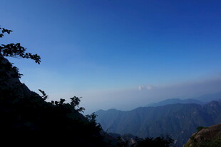 山巅远眺蓝天云海美景