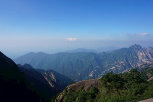 壮丽山景 俯瞰连绵山峦