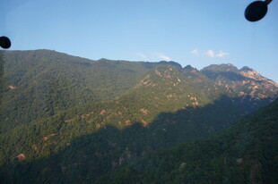 山峦叠翠的壮丽自然景观