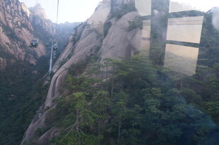 险峻山峰间的自然景致