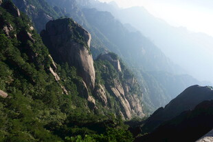 巍峨青山间的壮丽自然景观