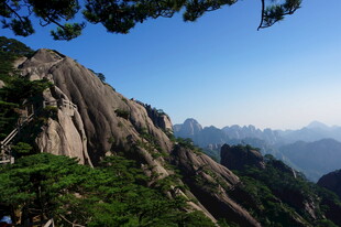 巍峨壮丽的高山景色