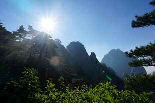 阳光照耀下的秀丽山峦