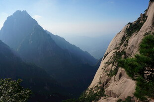 巍峨山峰壮丽自然景观