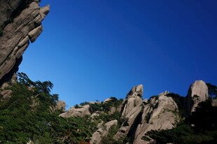 峻峭山石与蓝天相映成景