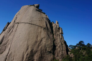 巍峨巨石屹立蓝天之下