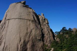 巍峨黄山奇峰显自然之美
