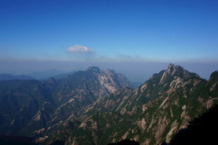 壮丽山景 蓝天映衬巍峨峰